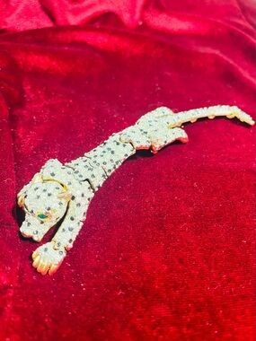 Gold tone Leopard Brooch with Black Spots and Gold Accents, green eyes